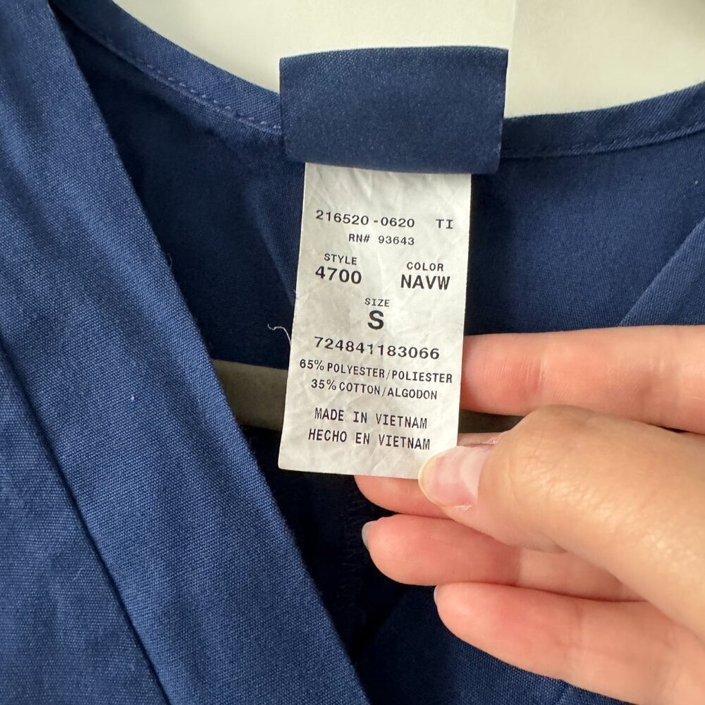 Cherokee | EUC Women's Scrubs Workwear Originals V-Neck Top 4700 Navy Size Small - Picture 7 of 8